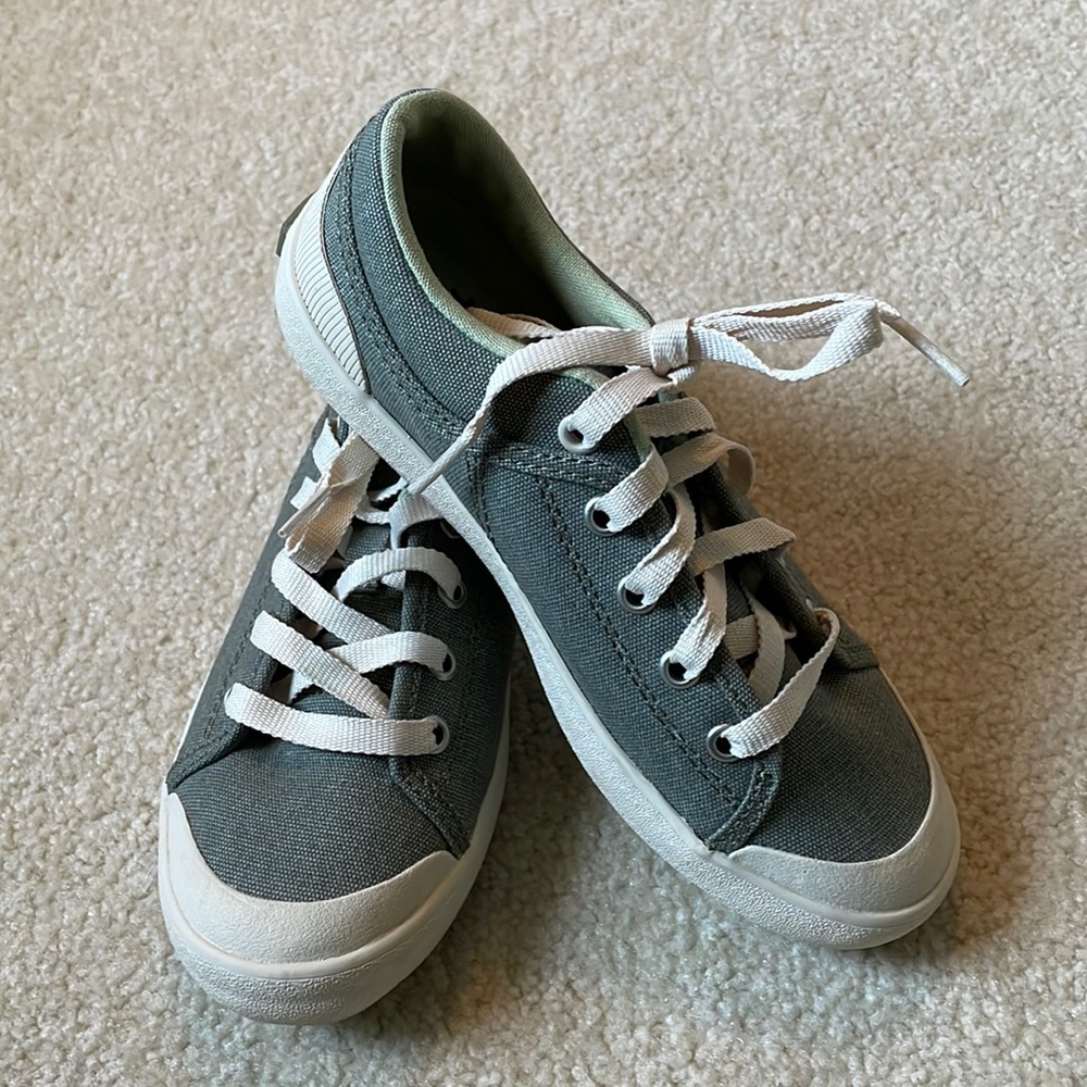 NWOT Teva Sneakers, Women’s 5 (Kids 3)